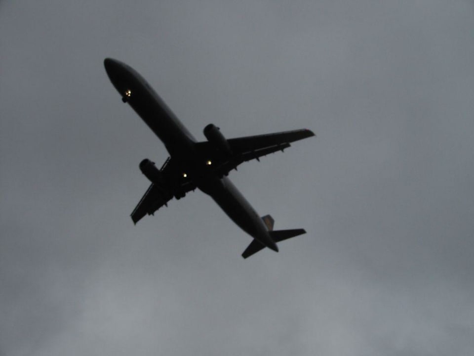 Flugzeug über dem Hotel meinHotel