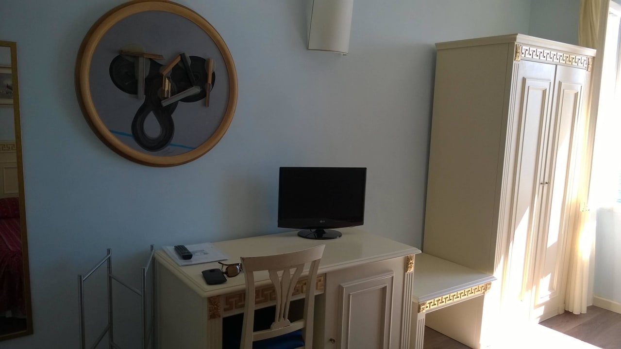 Schrank, Kofferablage, Tisch und TV Villa Romantica Beach Resort