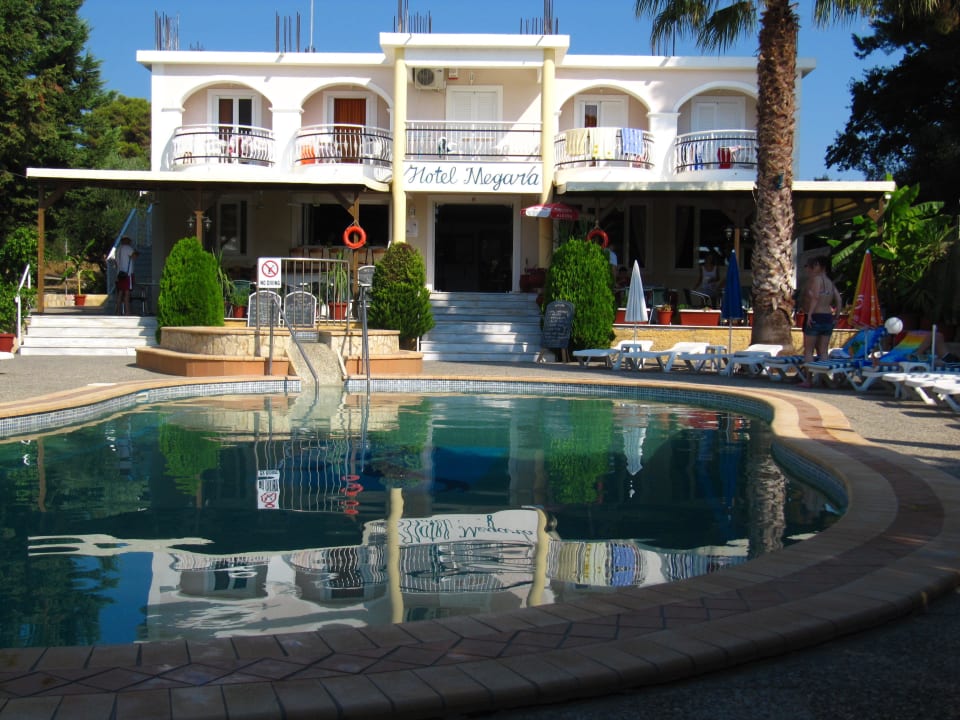 Basen. Hotel Megara