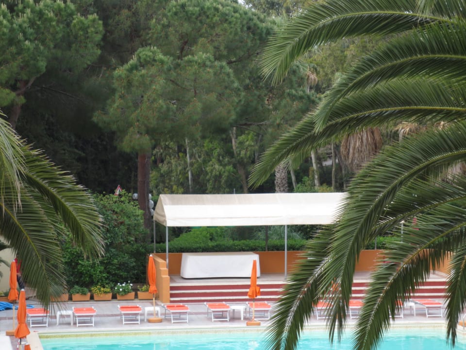 Vom 1.Stock, hinter den Pinien Strand! Hotel Oasis