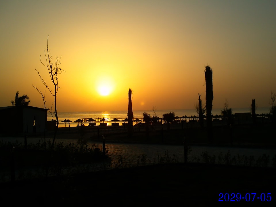 Sonnenaufgang  Three Corners Happy Life Beach Resort