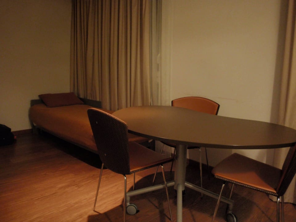 Zona comedor y sofa/cama al fondo Adagio City Aparthotel Nantes Centre