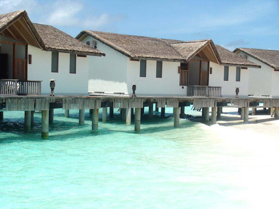 Blick auf die Wasserbungis NH Collection Maldives Reethi Resort