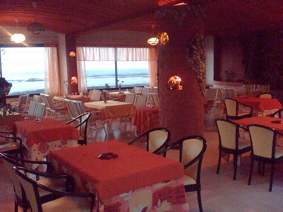 Une salle de restaurant Hotel La Felouque