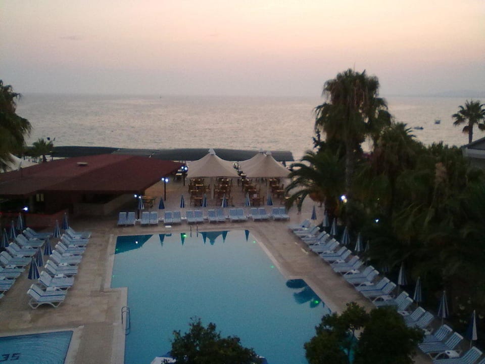 Ausblick zum Pool Lonicera Resort & Spa Hotel