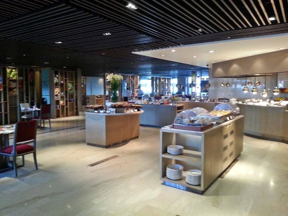 Frühstück im Cafe Knosh The Leela Ambience Convention Hotel Delhi