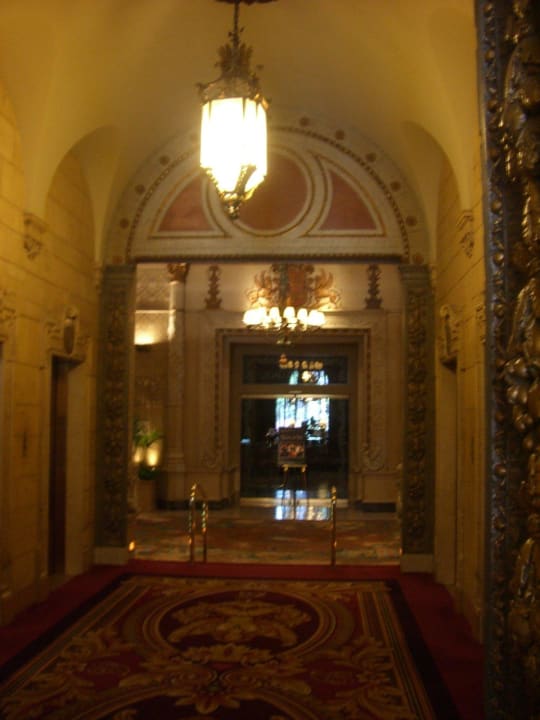 Durchgang Hotel Millenium Biltmore