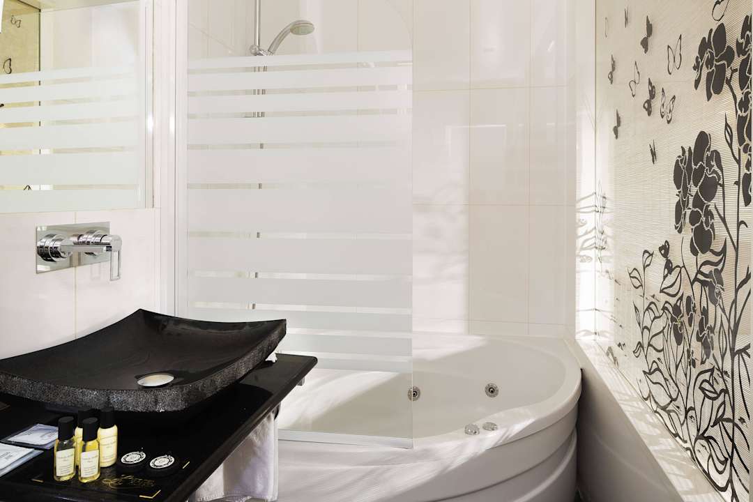 Bathroom deluxe jacuzzi Hotel Kleber Champs Elysees Tour Eiffel Paris