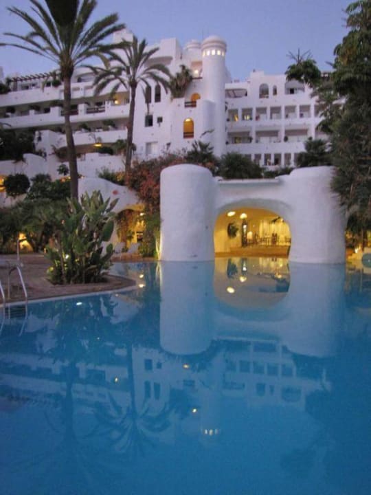 Pool und Hotel bei Nacht Dreams Jardín Tropical