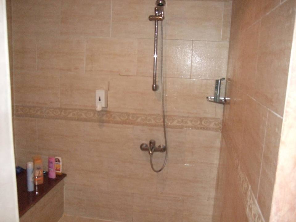 Die schöne Dusche im Hotelzimmer Pickalbatros Alf Leila Wa Leila Resort - Neverland Hurghada