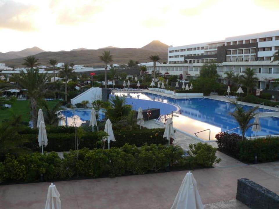 Blick von der Terrasse auf den Pool Hotel Costa Calero