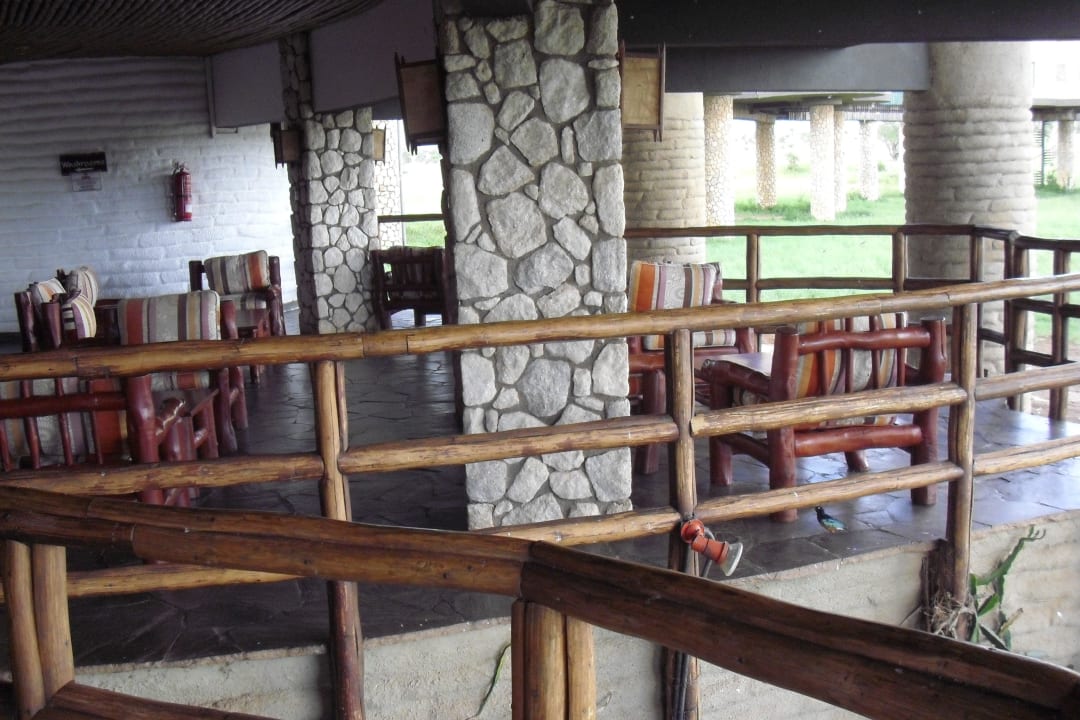 Offene Lobby mit Blick auf die Wasserlöcher Salt Lick Safari Lodge