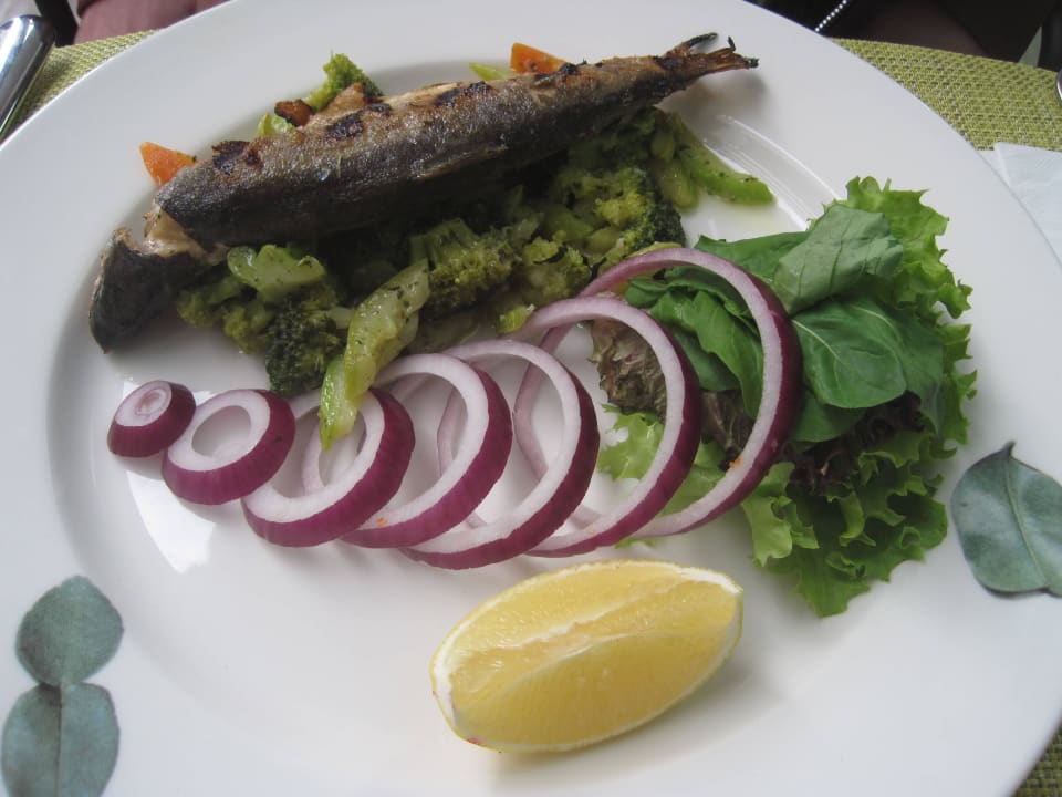 Gegrillter Fisch - Lavanta Snackbar Acanthus Cennet Barut Collection