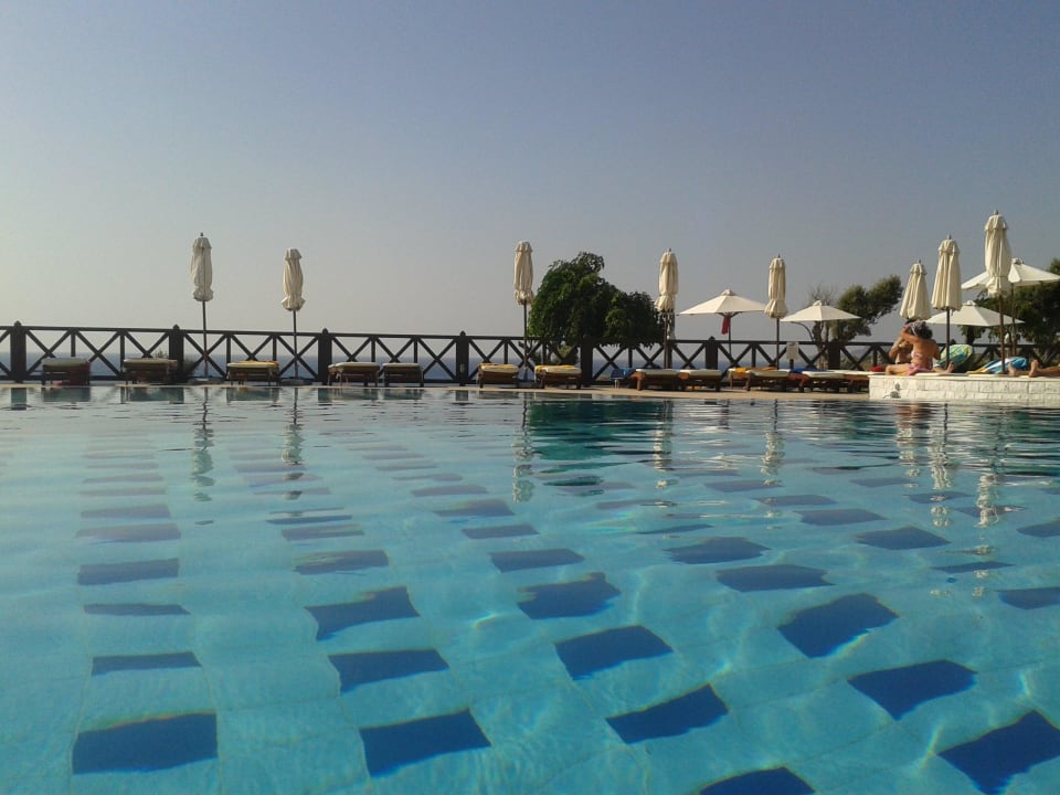 Pool bei der Mythosbar Hotel Kalithea Horizon Royal