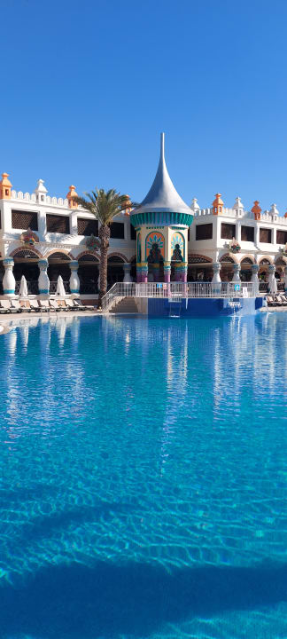 Pool Kamelya Aishen Club