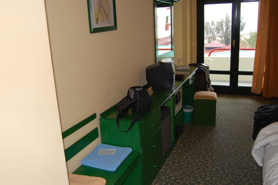 Schrank mit Minibar und TV Hotel Miramare Beach