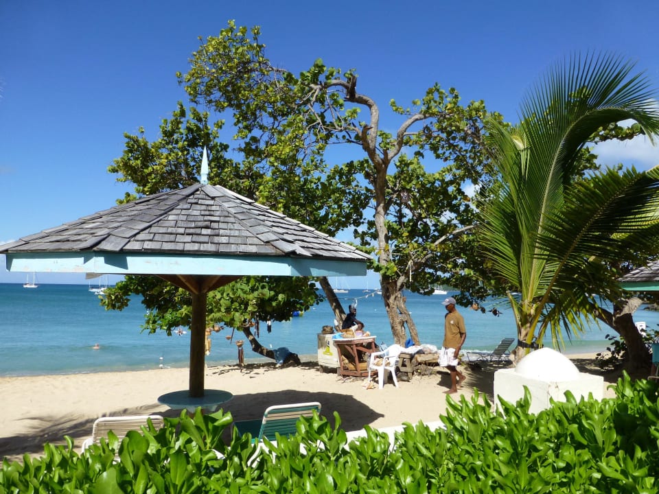 Direkter Strand vor dem Hotel Bay Gardens Beach Resort