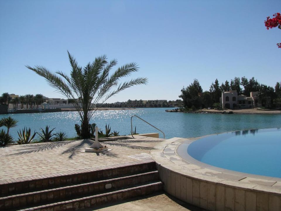 Вид на наш отель со стороны моря Panorama Bungalows Resort El Gouna