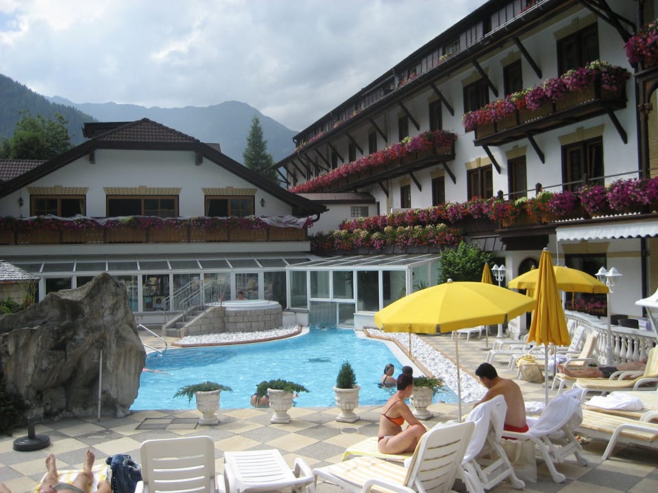 SonRückseite mit Pool und Wellnessbereic Sonklarhof
