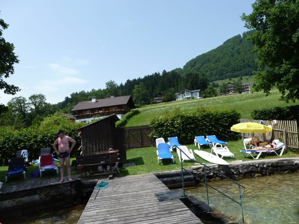 Blick vom Steg auf Liegewiese Panoramahotel Gasthof Schönberger