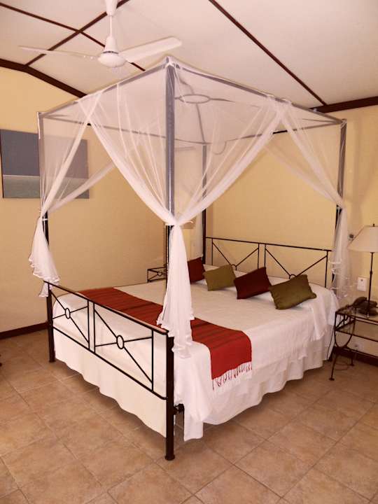 Sehr gemütlich und meist künstlerisch drappiert. Kuredu Island Resort & Spa
