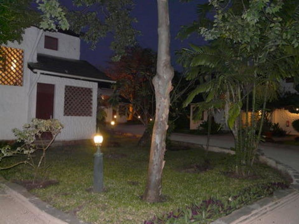 Schöne Beleuchtung am Abend Hotel Pinewood Beach Resort & Spa