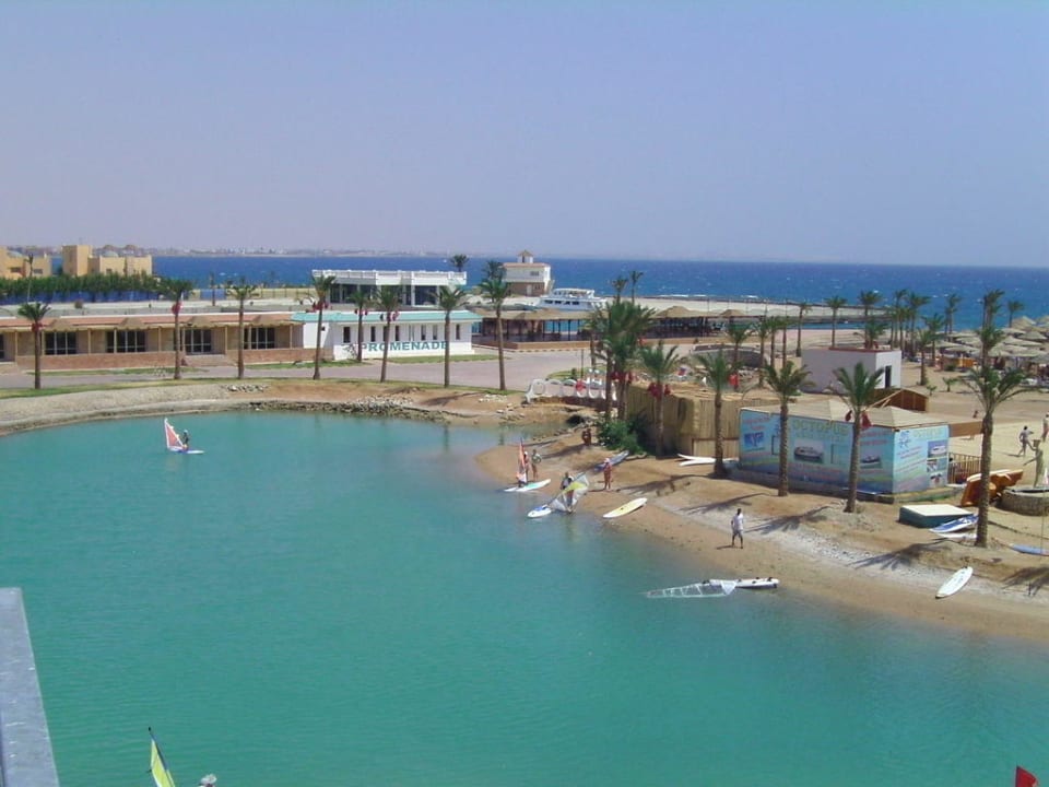 Blaue Lagune und dahinter der schöne Strand Blend Club Aqua Resort