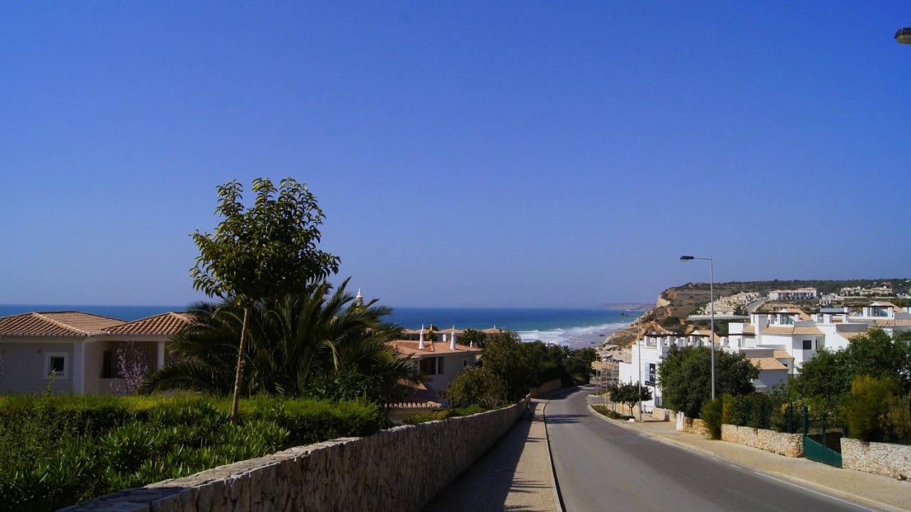 Links ist das Hotel Hotel Clube Porto Mos