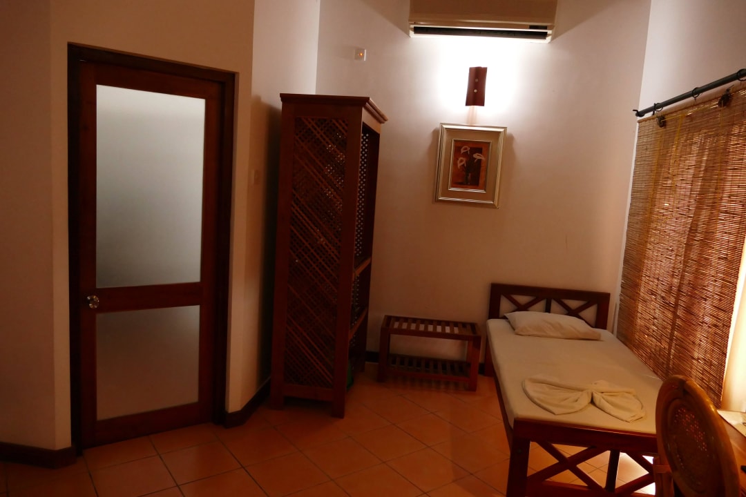 Badezimmertüre und drittes Bett Hibiscus Garden Hotel