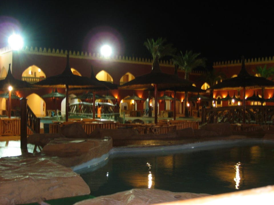 Около активного бассейна Pickalbatros Alf Leila Wa Leila Resort - Neverland Hurghada
