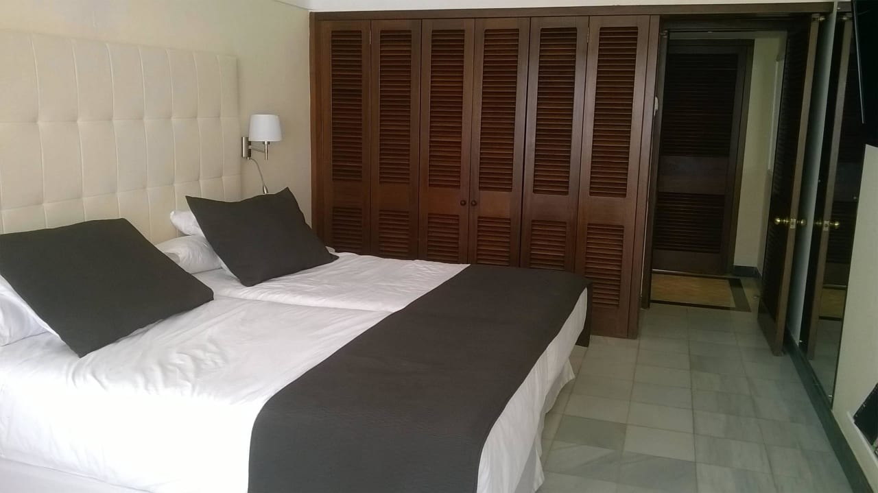 Großer Einbauschrank mit kostenlosem Safe Paradisus by Meliá Salinas Lanzarote