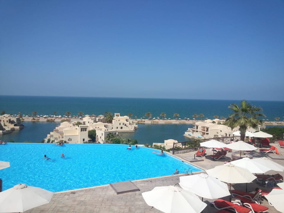 Blick über den Pool und die Anlage The Cove Rotana Resort