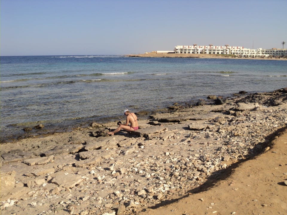 Blick von der anderen Seite der Bucht auf das Hote Coral Sun Beach