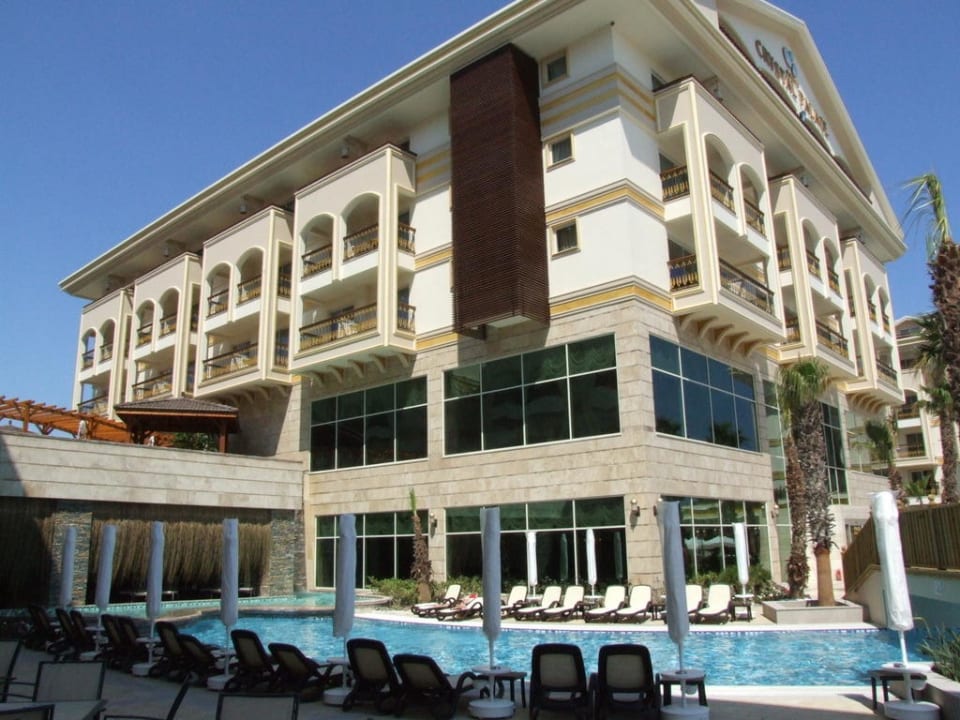 Außenansicht Haupthaus über Pool Diamond Excellence Resort & Spa