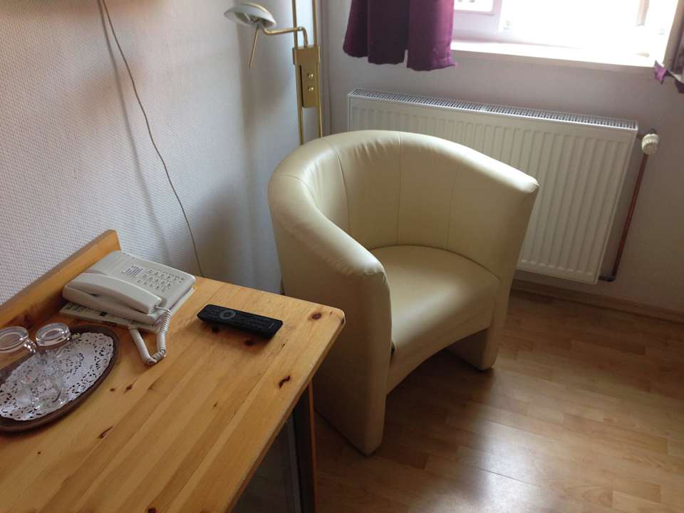 Zimmer 46 - Tisch und Sessel Hotel Die Tanne