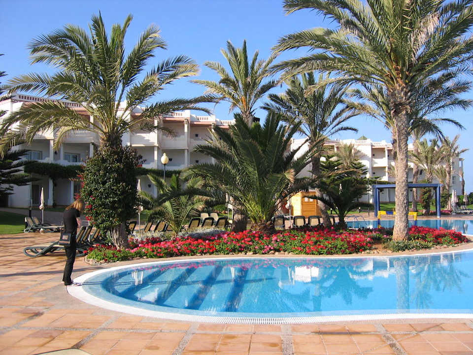 Poollandschaft am frühen Morgen. Iberostar Waves Founty Beach