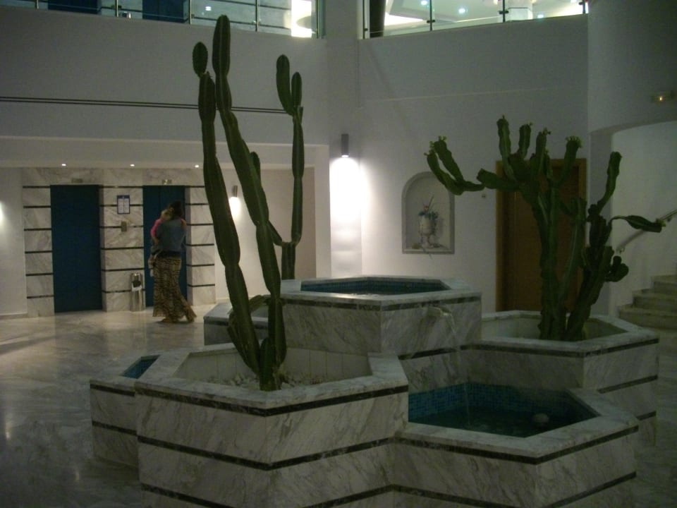 Brunnen vorm Hauptrestaurant Rodos Princess Beach Hotel & Spa