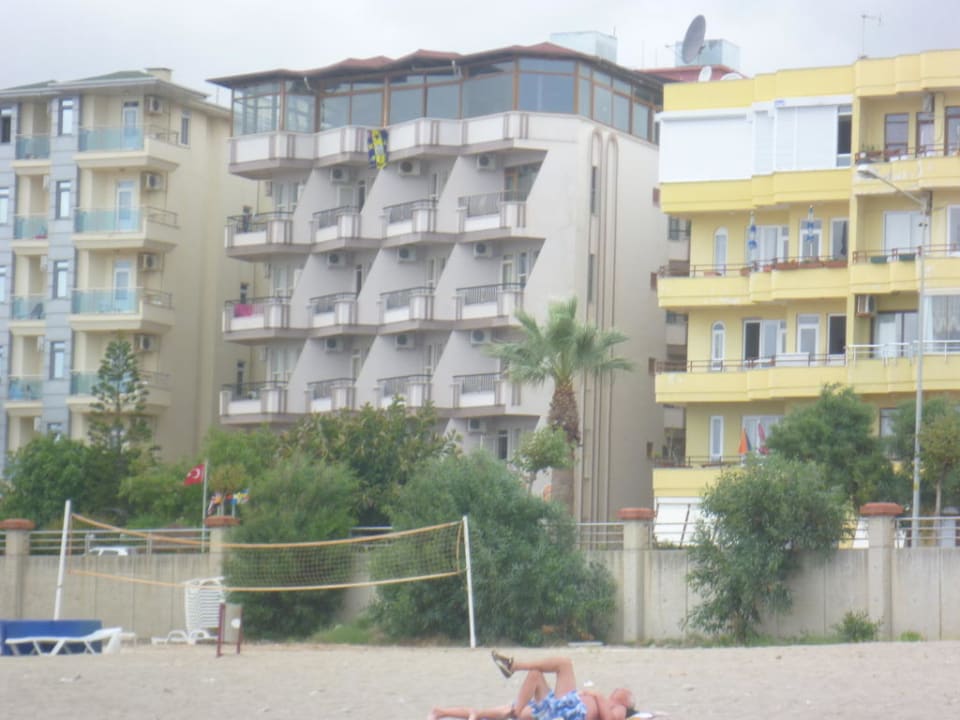 Vom Strand der Blick auf das Hotel Monart City Hotel