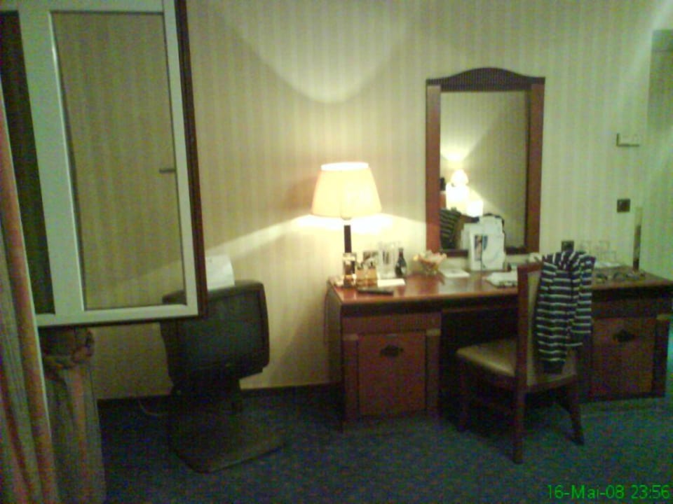 Schreibtisch und Fernseher Le Méridien Grand Hotel Nürnberg