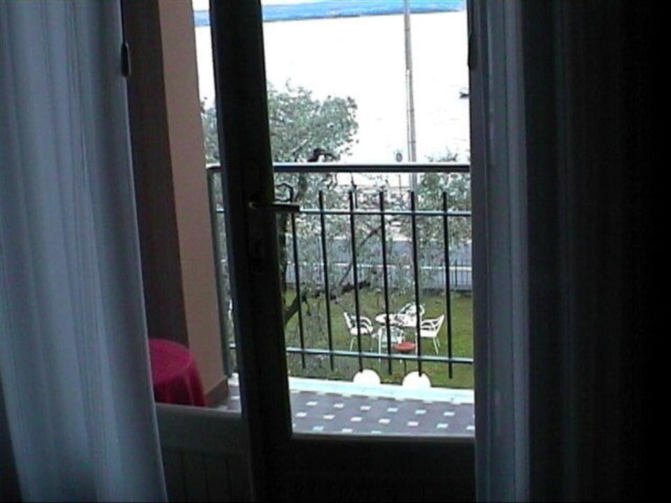 Aus dem Zimmer im 1. Stock Hotel Garden Torri Del Benaco