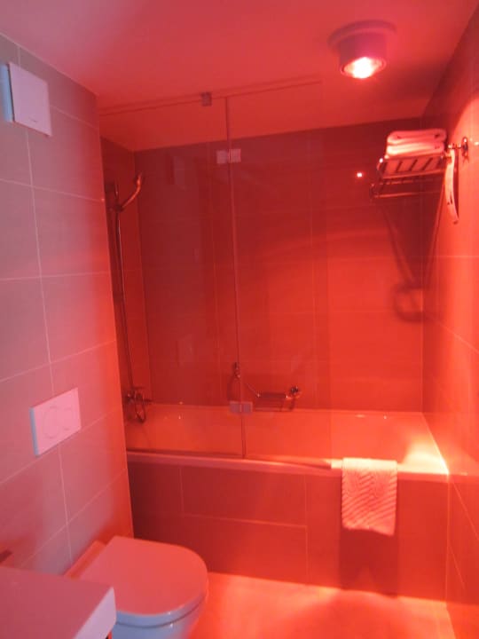 Badezimmer mit Heizlampe Valamar Sanfior Hotel & Casa