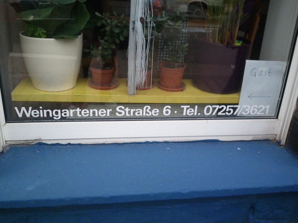 Werbung im Schaufenster zur Straßenseite Hotel Maurer