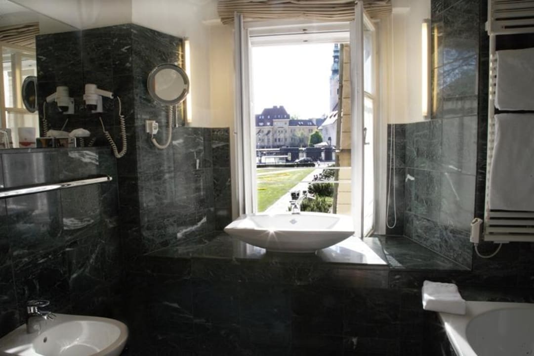 Badezimmer eines Deluxe Doppelzimmers Hotel Palais Salzamt