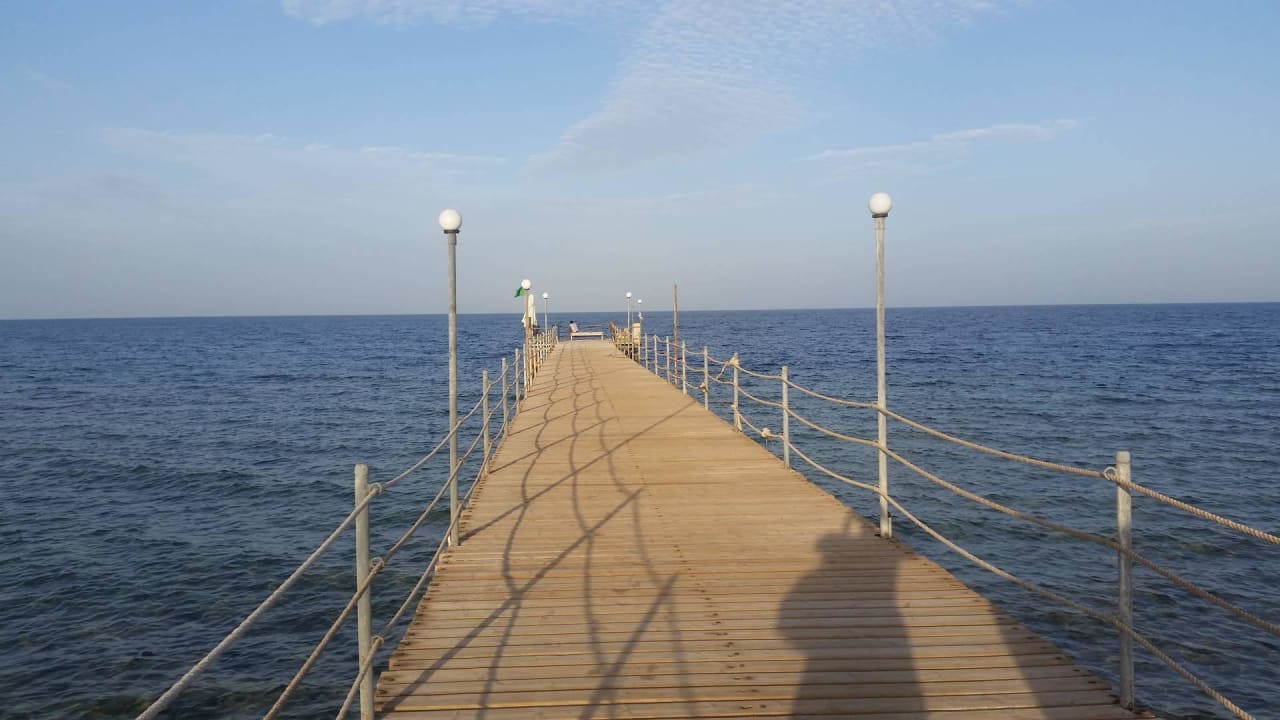 Steg zu tieferem Gewässer/ Riff Three Corners Sea Beach Resort