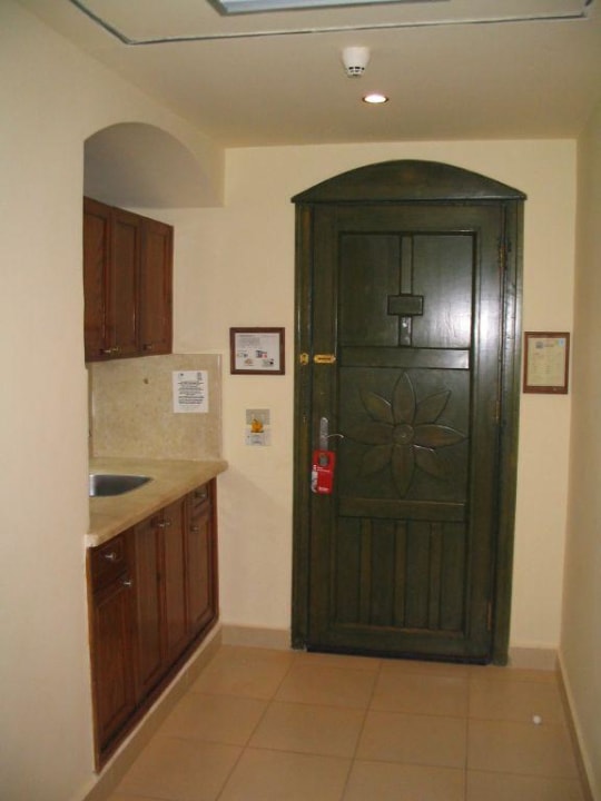 Eingangstüre & kl. Küche Three Corners Rihana Resort Deluxe