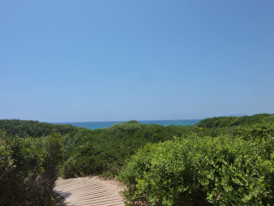 Holzweg über die Dünen zum Strand The Romanos, a Luxury Collection Resort, Costa Navarino