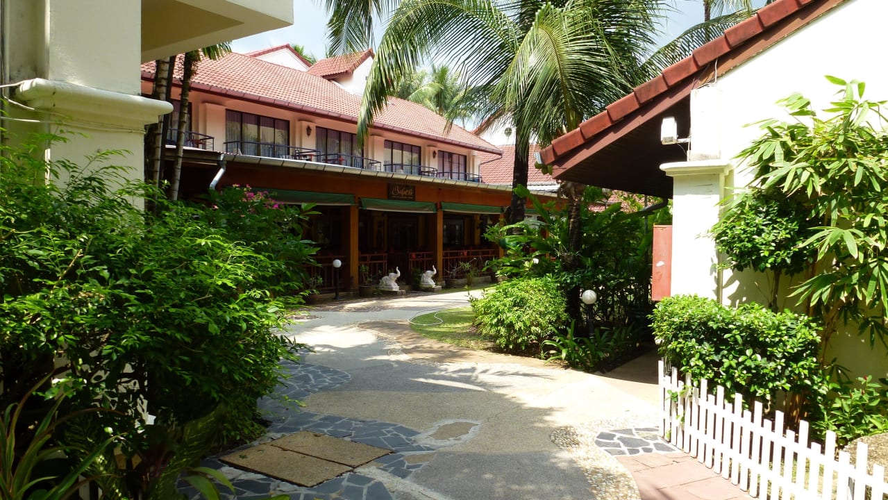 Blick vom Weg zum Strand im Hotel auf das Restaurant Horizon Patong Beach Resort & Spa