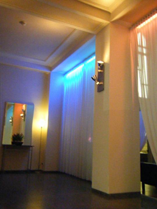 hinter der Rezeption Hotel Theatrino
