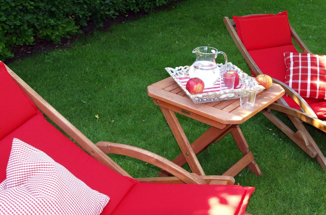 Liegestühle im Garten Der Hubertushof