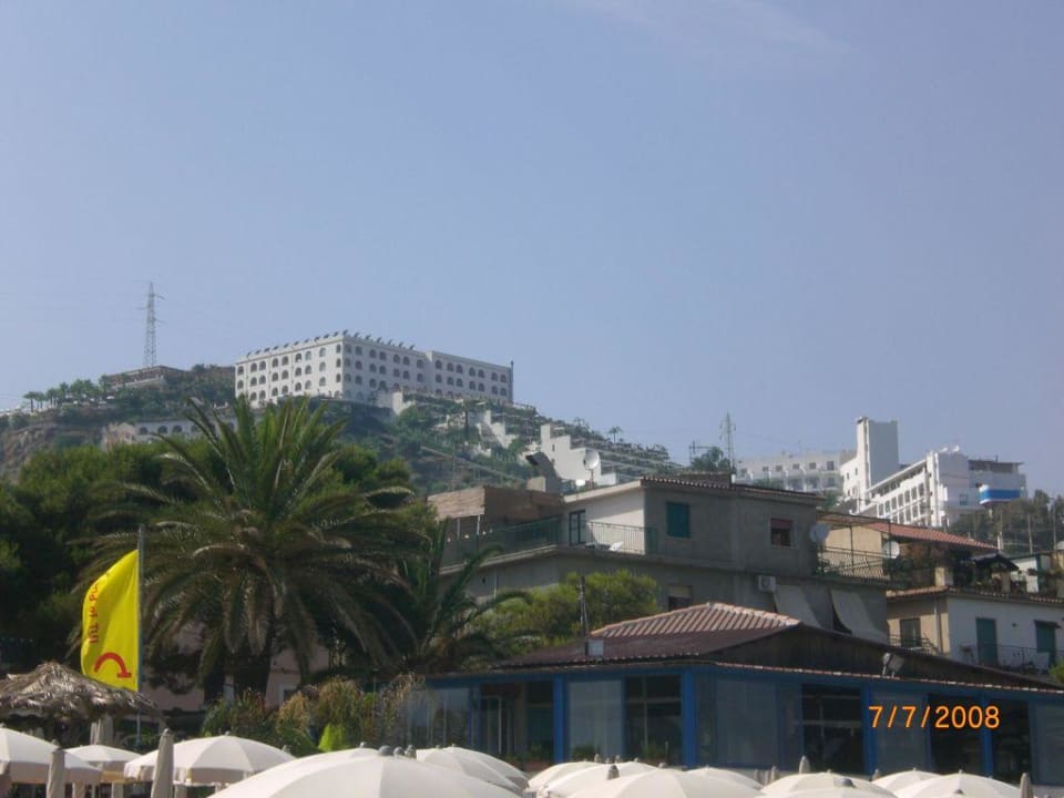 Blick vom Strand auf das Hotel Hotel Antares